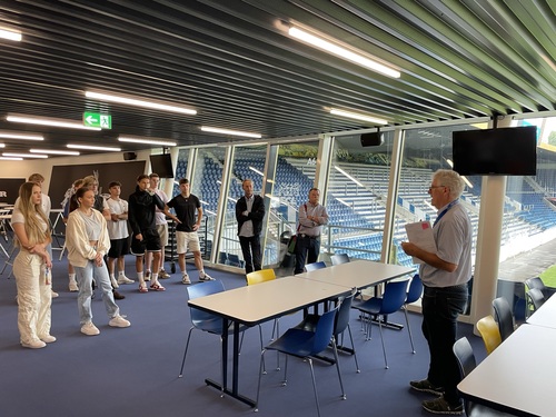 Ein Stadionführer berichtet vor der Klasse mit jungen Berufsleuten über die VIP-Lounge des Fussballstadions des FC Luzern