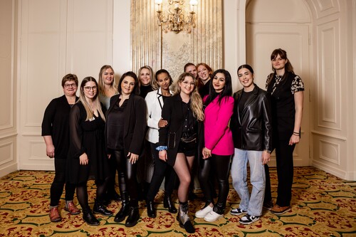 Klassenfoto der Absolventinnen aus drei medizinischen Weiterbildungen im Saal eines Hotels