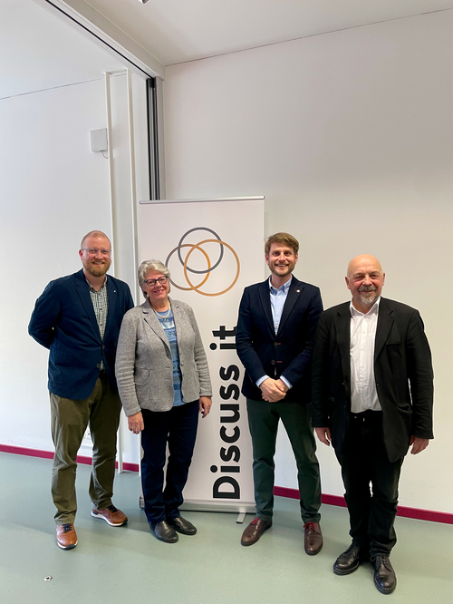 4 Politikerinnen und Politiker am neutralen Politikpodium von discuss it