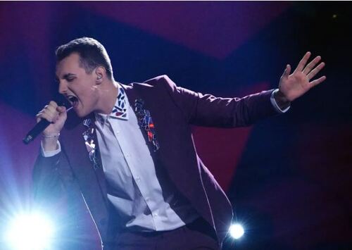 Lorent Berisha singt auf der Bühne von DSDS