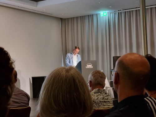 Christof Spöring, Leiter der Dienststelle für Berufs- und Weiterbildung, hält an der Abschlussfeier eine Rede