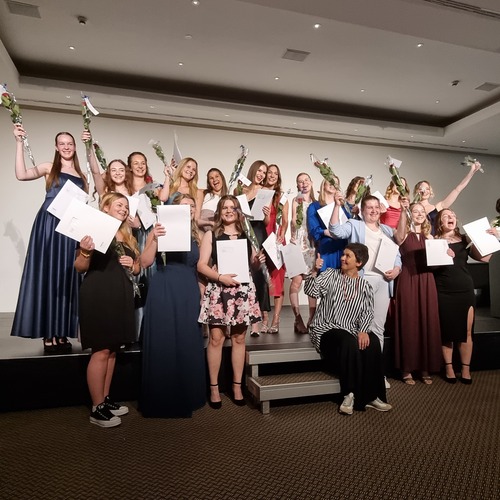 Klassenfoto an der Abschlussfeier auf der Bühne des Casinos