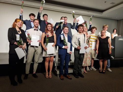 Klassenfoto an der Abschlussfeier auf der Bühne des Casinos