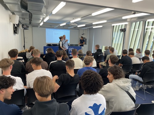 Die Klasse der kaufmännischen Lernenden der Talent School hört aufmerksam dem Vortrag zu