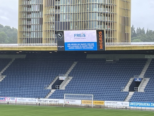 Leuchttafel im Fussballstadion mit einem Gruss an die Lernenden der Talent School