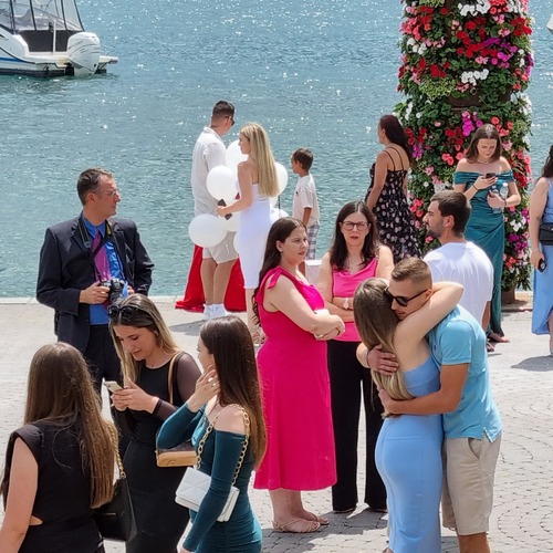 Die Angehörigen der Absolventinnen und Absolventen treffen sich langsam vor der Abschlussfeier am See in Luzern und umarmen sich