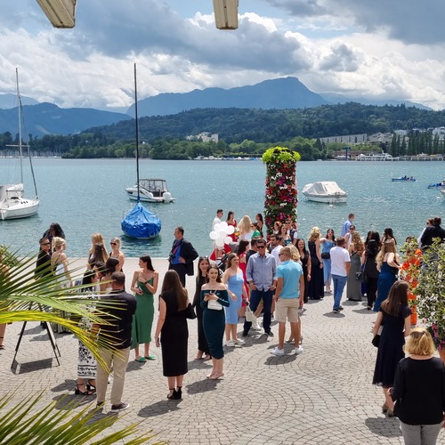 Die Angehörigen der Absolventinnen und Absolventen treffen vor der Diplomfeier am See in Luzern ein
