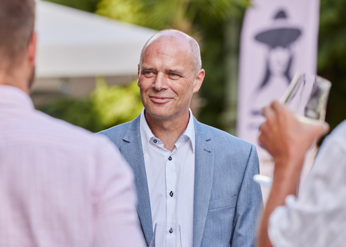 Der Abteilungsleiter an der Gartenfeier der Diplomandinnen von medizinischen Abschlussfeier