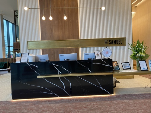 Die Réception des Hotels The Samuel in Dublin, wo Caroline ihr Auslandpraktikum absolviert