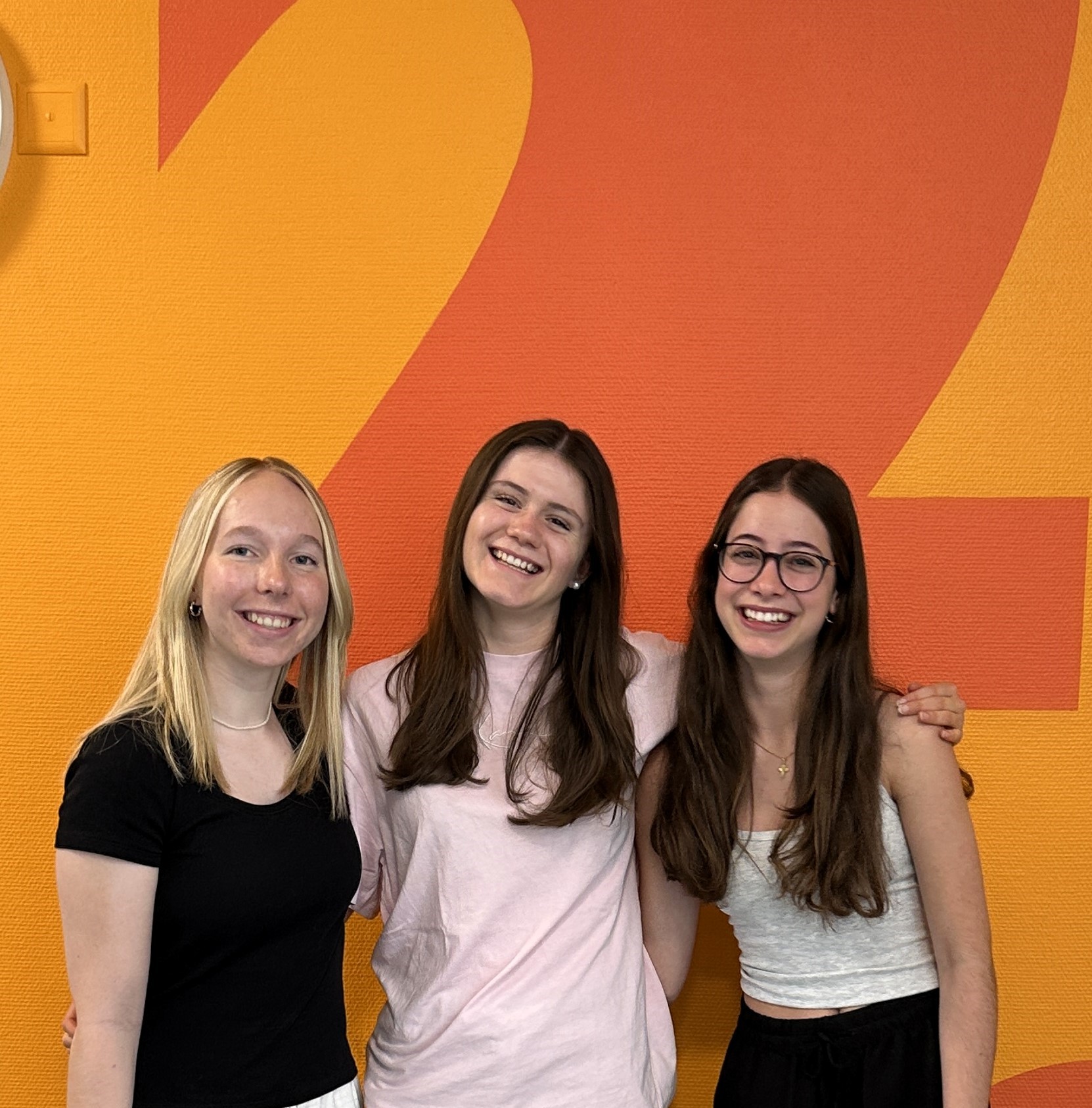 Stefanie, Sina und Mona, angehende Med. Praxisassistentinnen (Klasse MP24)